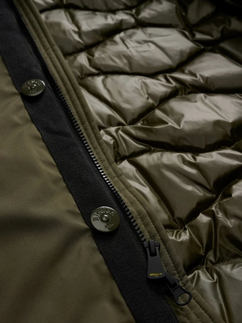 BLAUER
PARKA CON CAPPUCCIO REMOVIBILE CHESTER 25WBLUK03142 005480