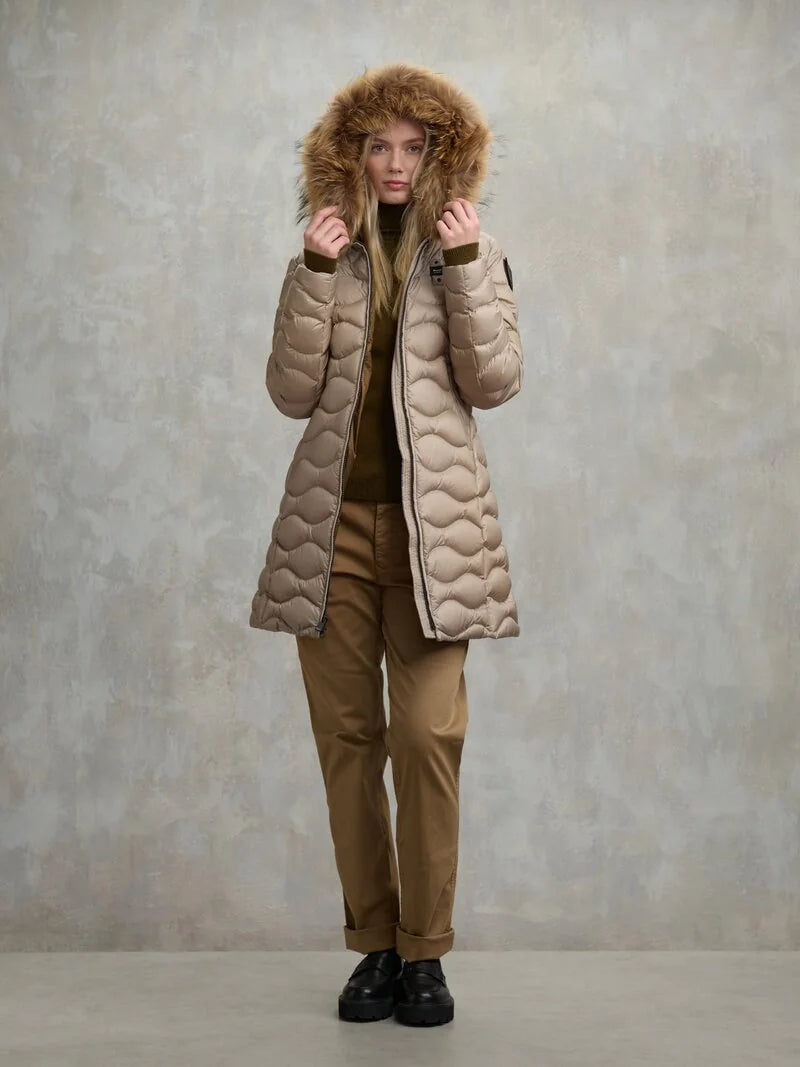 BLAUER
PIUMINO LUNGO AD ONDE CON PELLICCIA LYNEL 25WBLDK03527 006047